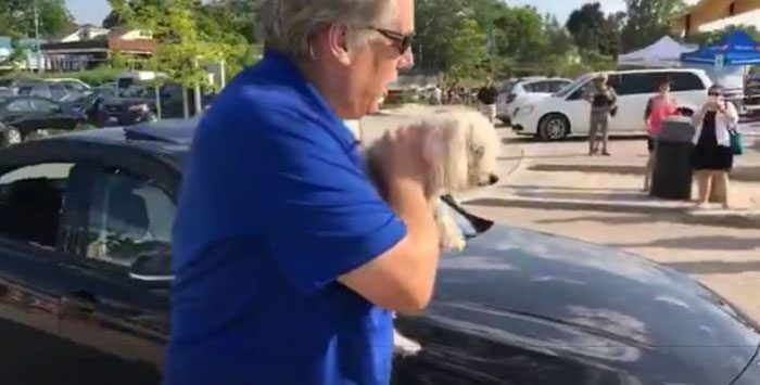 man frees dog inside car 5