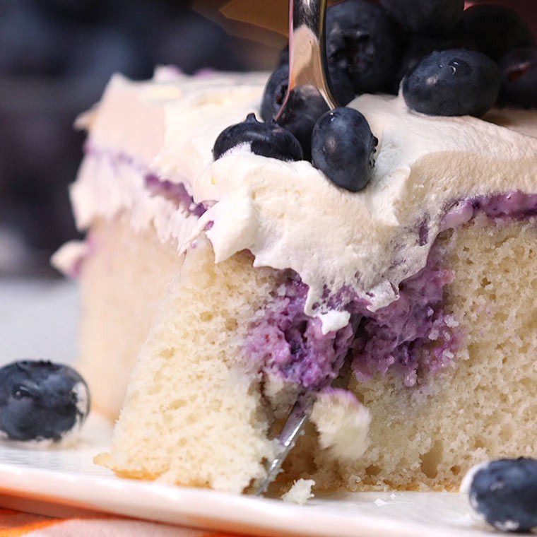 blueberry-cheesecake-poke-cake12