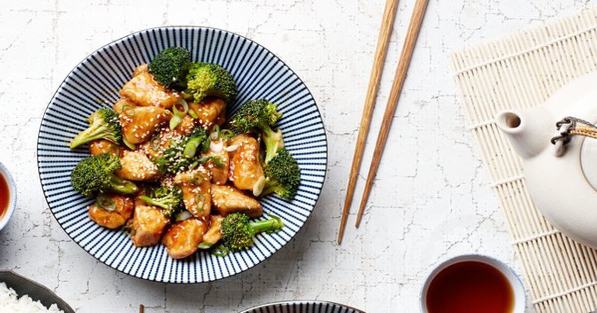 sesame chicken with broccoli